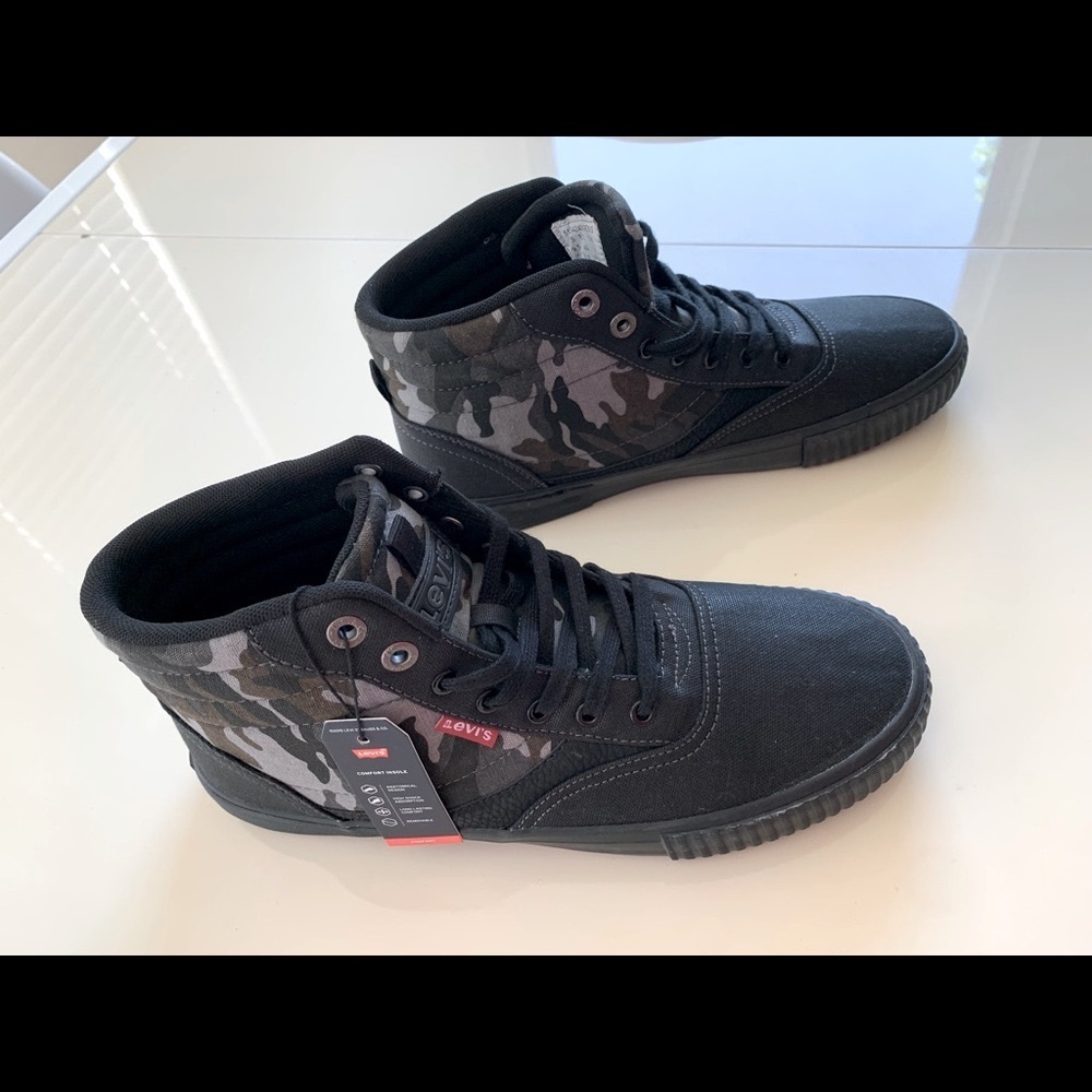 NWT- LEVI'S  MENS HIGH TOP FASHION SNEAKERS